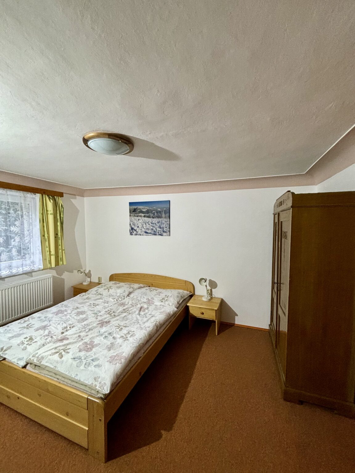 Apartmán 3 v Apartmánech Rokytno 80 v Rokytnici nad Jizerou. Nachází se v Krkonoších a Jizerských horách. Pohled na ložnici s velkou skříní.