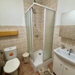 Apartmán 2 v Apartmánech Rokytno 80 v Rokytnici nad Jizerou. Nachází se v Krkonoších a Jizerských horách. Pohled na koupelnu. Vidíme záchod, umyvadlo a sprchový kout.