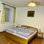 Apartmán 2 v Apartmánech Rokytno 80 v Rokytnici nad Jizerou. Nachází se v Krkonoších a Jizerských horách. Pohled na manželskou postel.