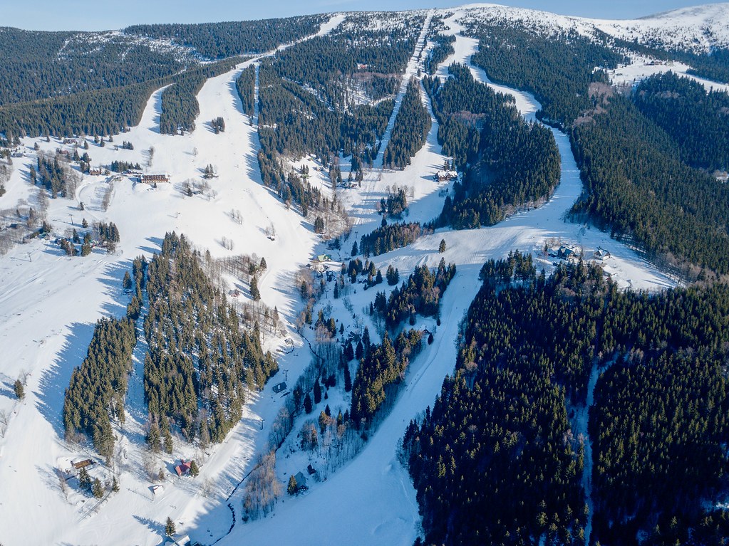 Pohled na Nahoru Resort Rokytnice nad Jizerou. Nachází se v Krkonoších ve městě Rokytnice nad Jizerou.