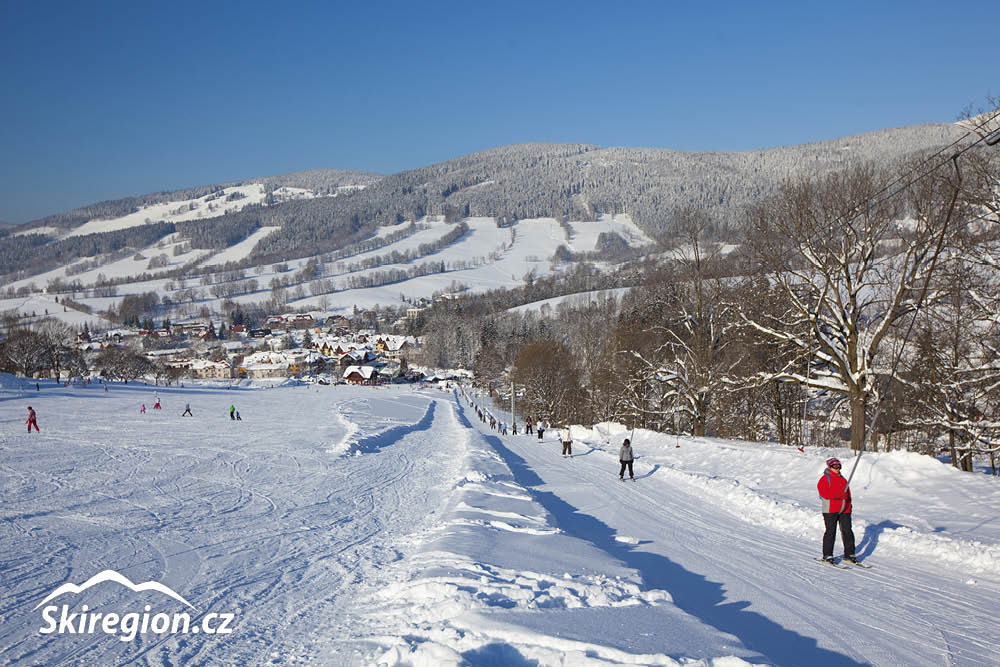 Skiareál Modrá Hvězda v Rokytnici nad Jizerou v Krkonoších. Pohled z vrchu sjezdovky